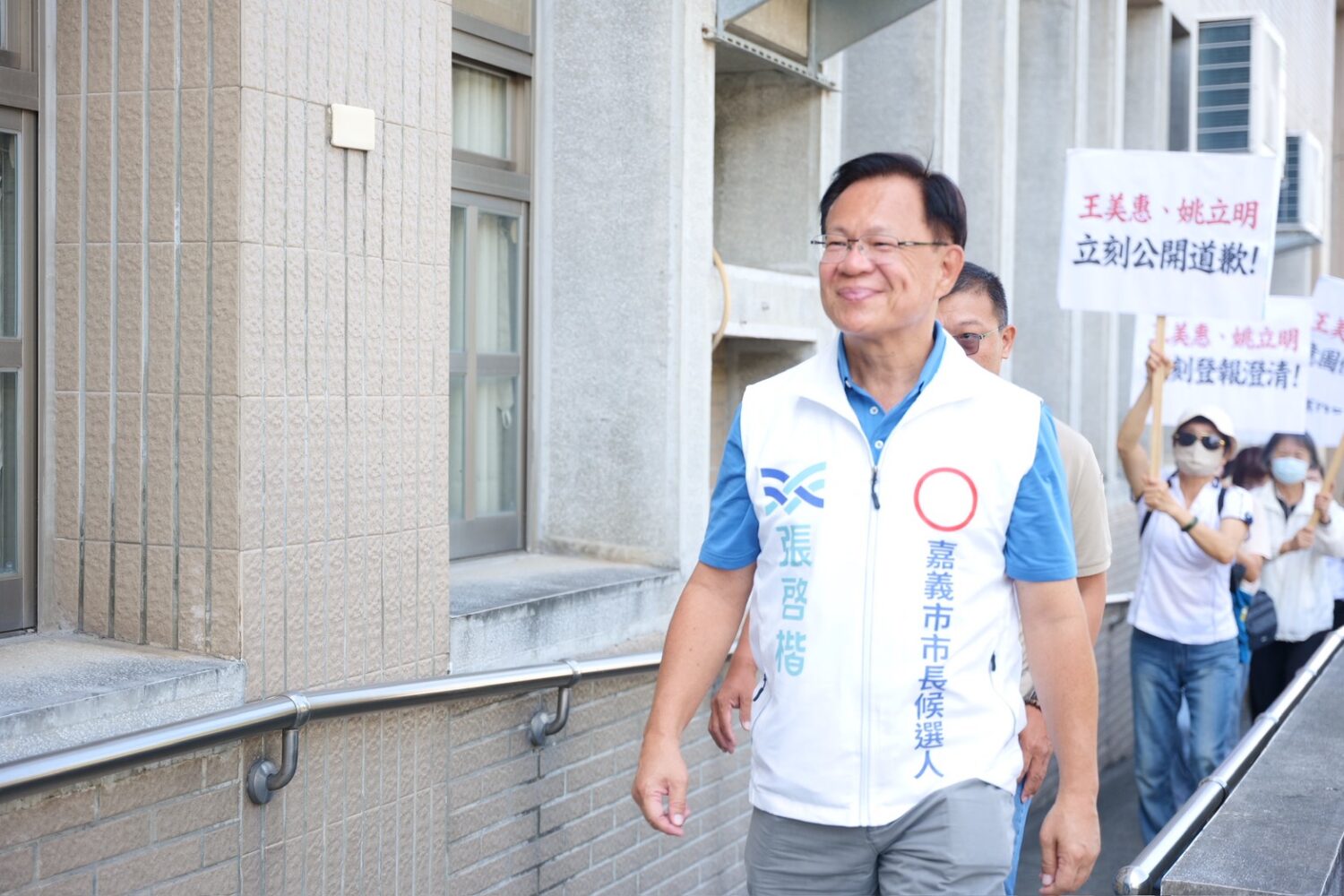 張啓楷向嘉義市選委會舉發，要求釐清選罷法爭議。（圖／包克明翻攝）
