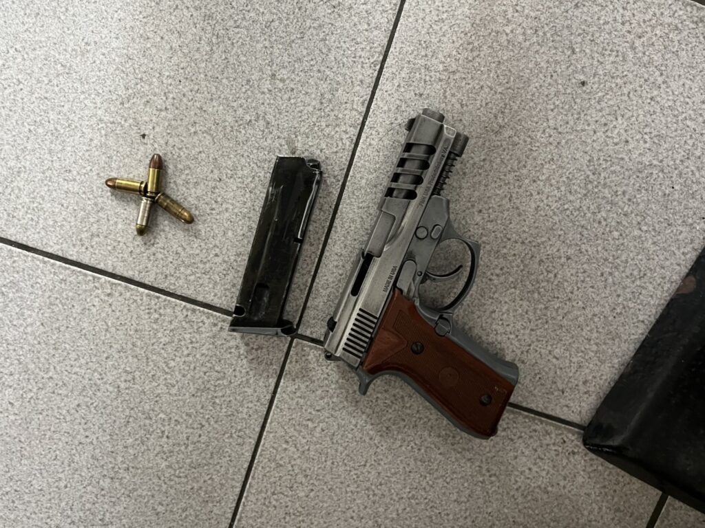 海巡警聯手查獲獵槍、改造手槍各1把及子彈4顆。(圖/鄭自達 翻攝)