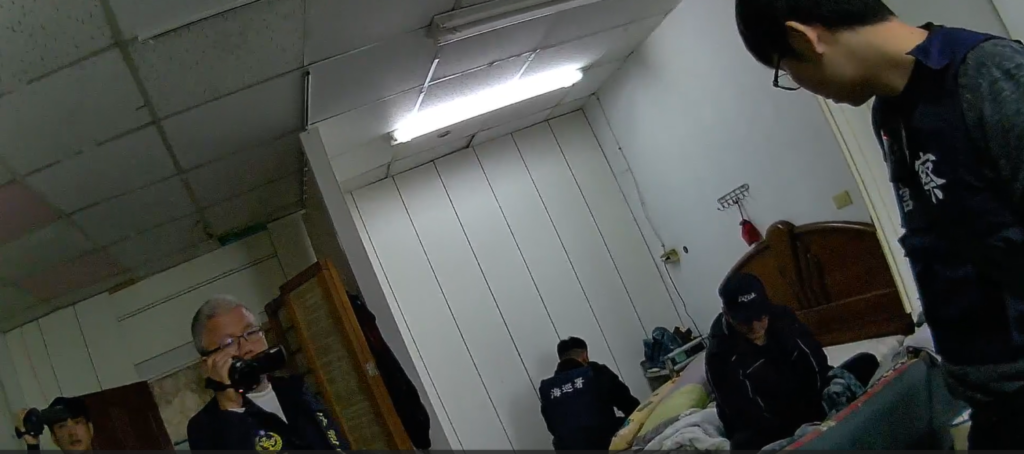專案人員持搜索票前往花蓮民宅查緝非法槍械。(圖/鄭自達 翻攝)