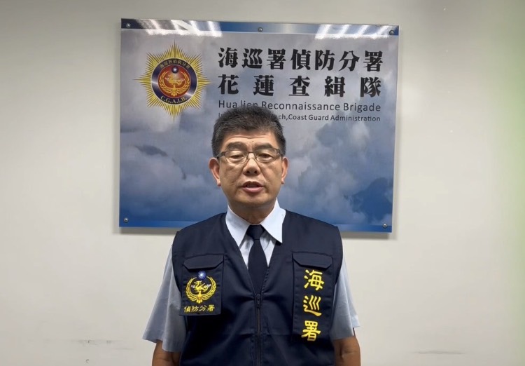 海巡署花蓮查緝隊副隊長廖義群說明案情。（圖／鄭自達 翻攝）
