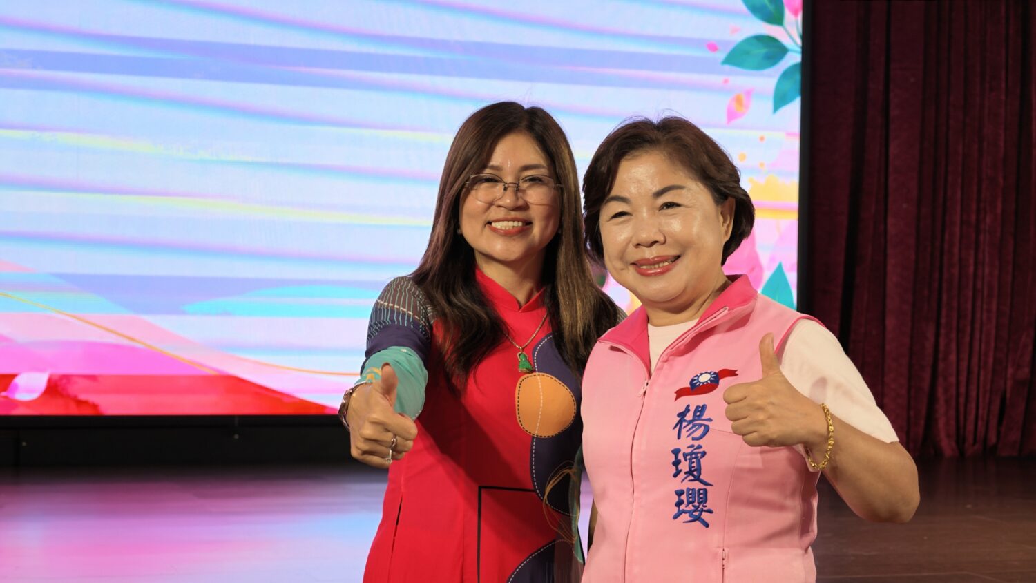 前立委麥玉珍(左)與國民黨立委楊瓊瓔(右)共同見證新住民女性的榮耀時刻。（圖／記者翻攝）