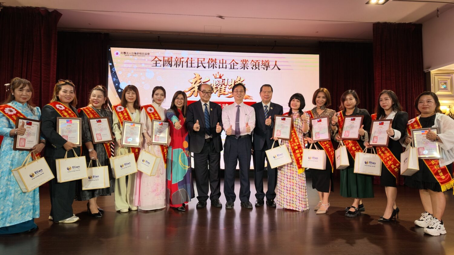 台灣新移民協會舉辦台越婦女節文化交流活動，各界貴賓與新住民代表合影。（圖／記者翻攝）
