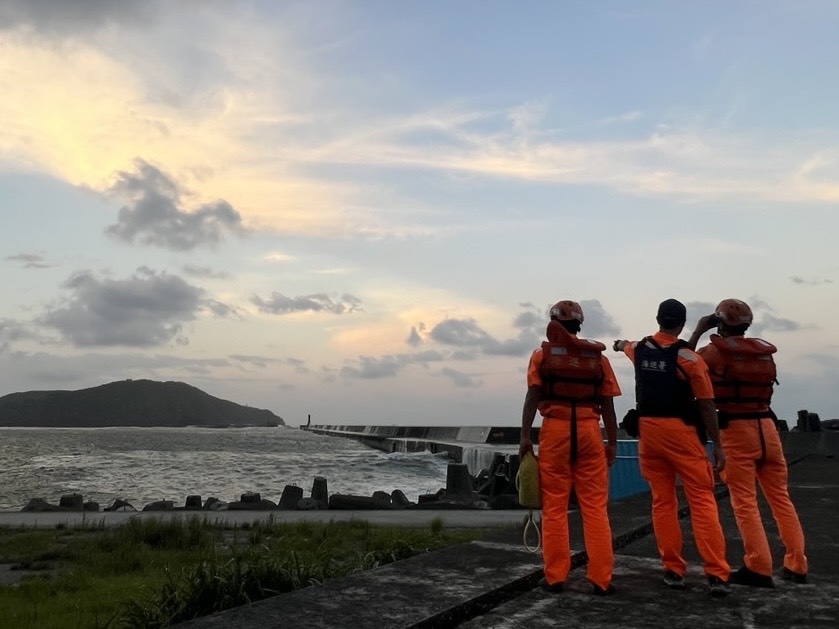 海巡人員冒險投入蘇澳港南堤搜救行動。(圖/鄭自達 翻攝)