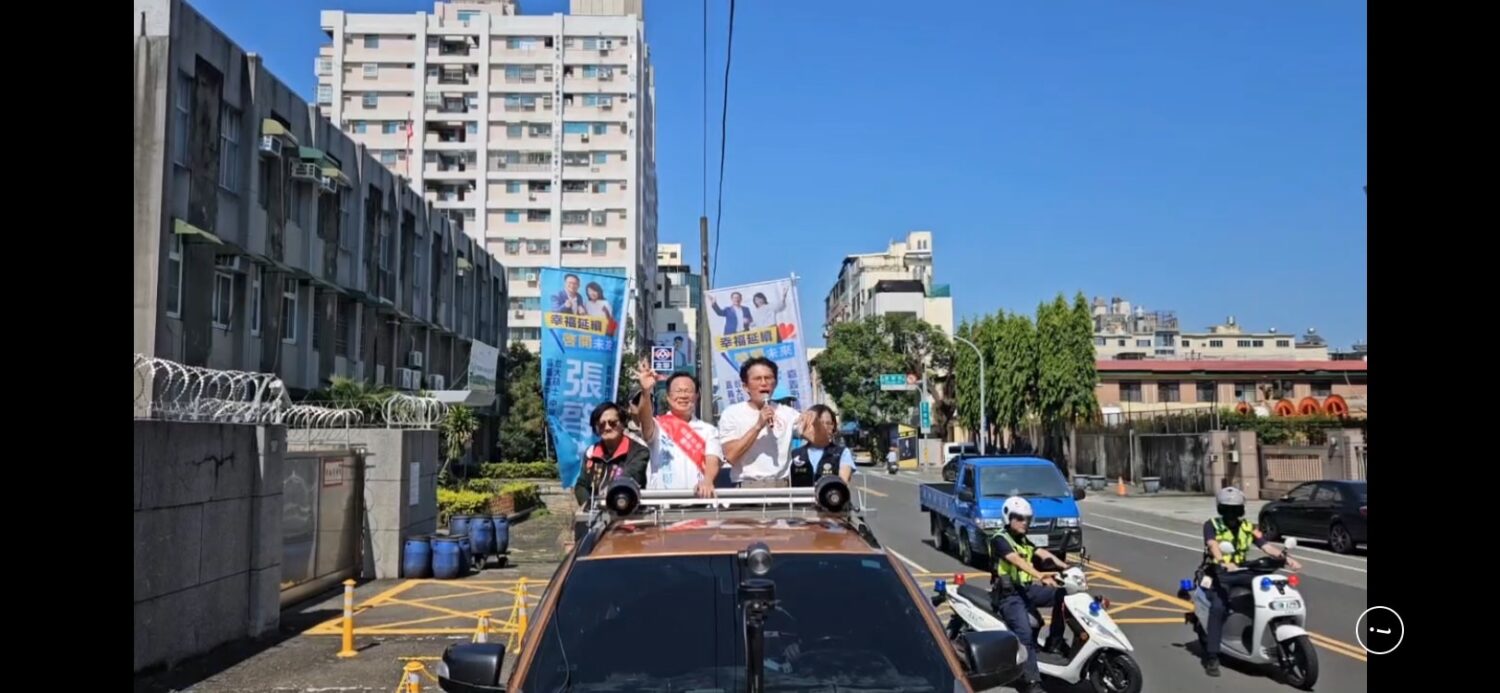「1128市長支持3號張啓楷!」台灣民眾黨主席黃國昌陪同張啓楷掃街,請託投票支持。(圖/記者翻攝)
