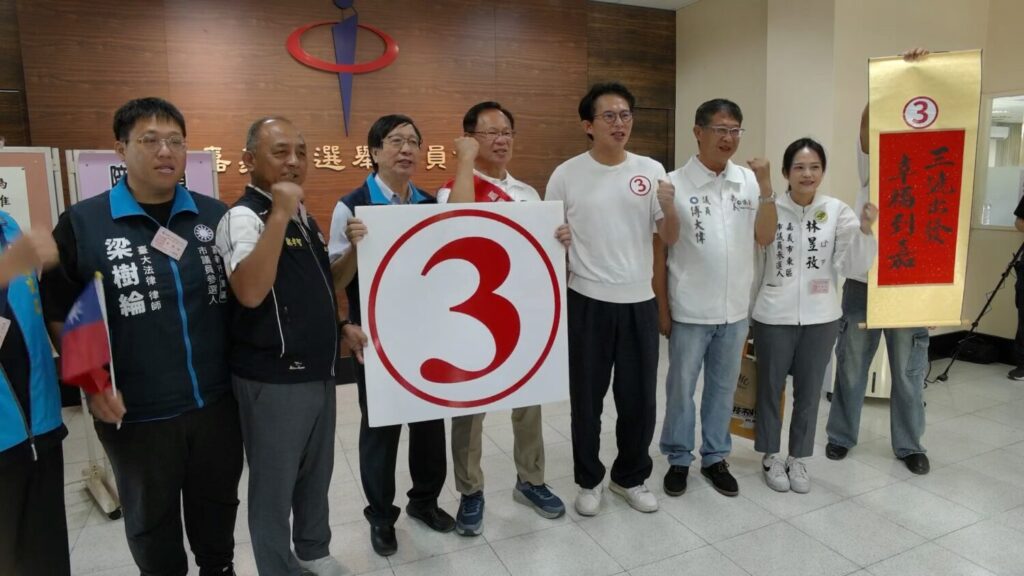 嘉義市長候選人張啓楷抽中3號，開心比出「OK」手勢。（圖／記者翻攝）
