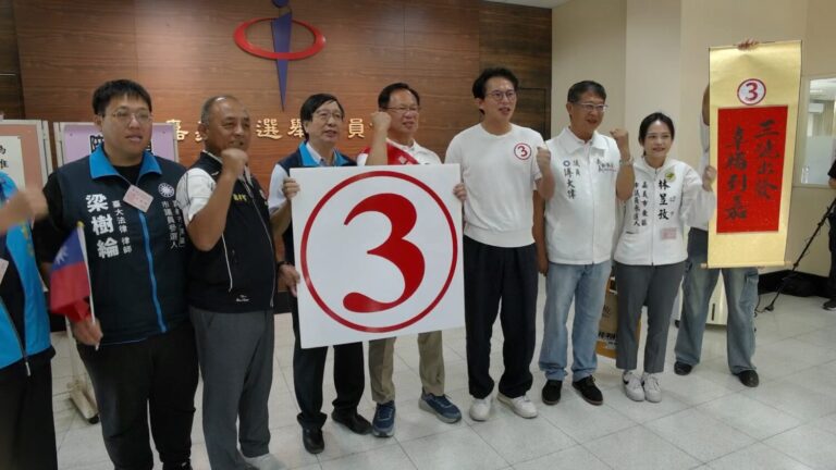 嘉義市長候選人張啓楷抽中3號,開心比出「OK」手勢。(圖/記者翻攝)