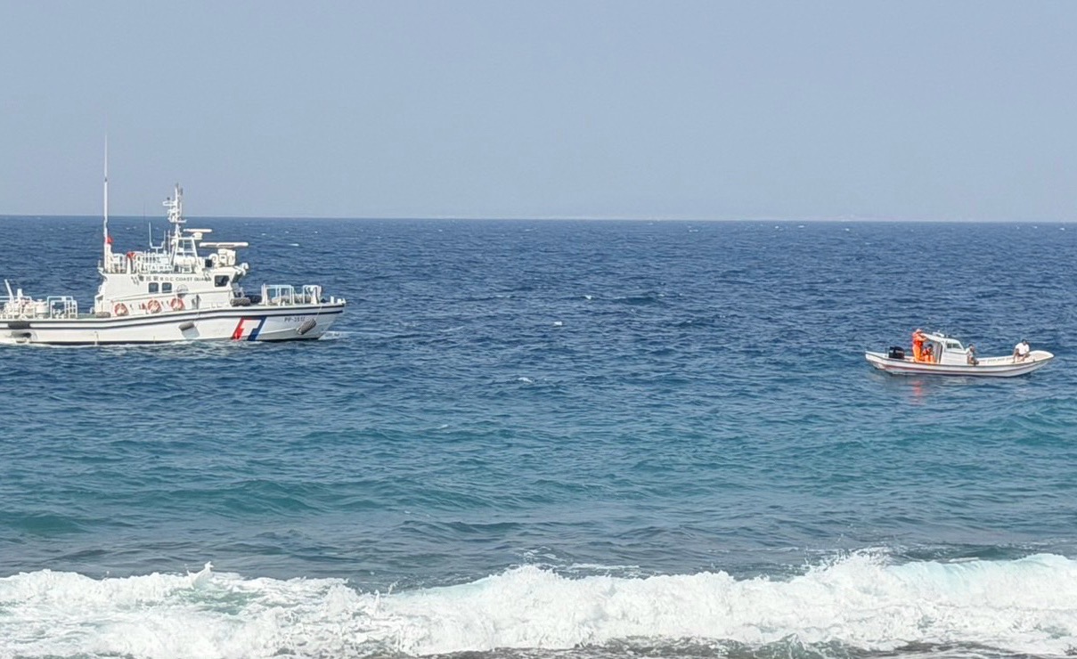 颱風期間沿海浪況險惡,海巡署呼籲民眾切勿冒險觀浪。(圖/鄭自達 翻攝)