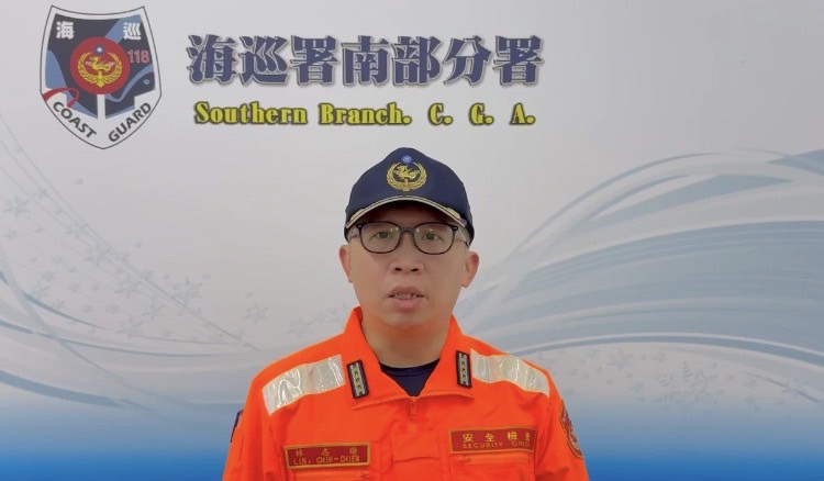 第五岸巡隊高雄商檢所中校所長林志謙說明受理報案及營救過程。(圖／鄭自達 翻攝)