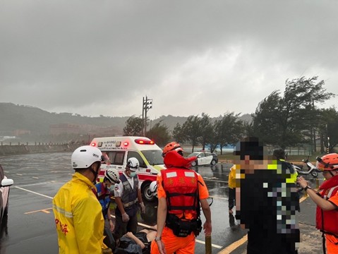 海巡、警消合力將傷員送醫。(圖/鄭自達 翻攝)