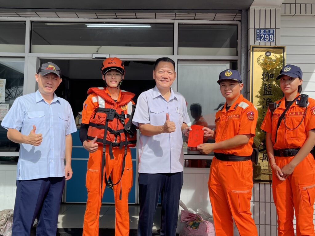 海巡署分署長⁠吳建冠(中)今日特別前往伽藍安檢所慰問受傷同仁並致贈慰勉金勉勵第一線人員。(圖／鄭自達 翻攝)