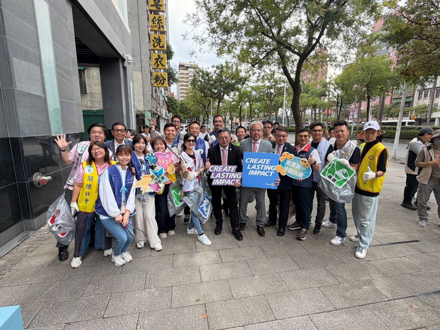 環境部與國際扶輪組成11支隊伍,於西門町周邊展開SPOGOMI環保示範賽。(圖/記者翻攝)