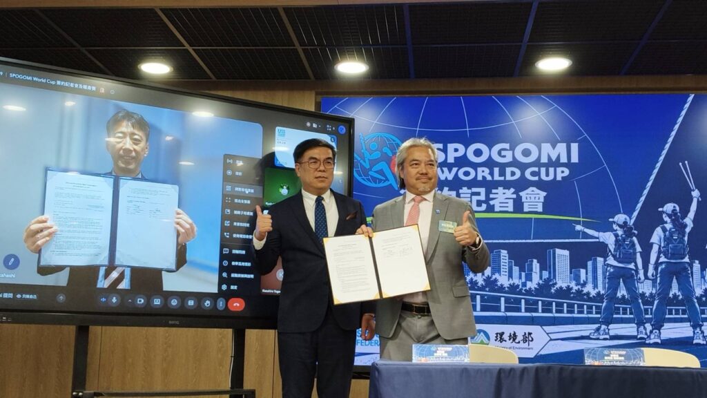 環境部長彭啓明(左)見證國際扶輪3522地區總監龍明道與日本SPOGOMI聯盟簽署合作備忘錄。（圖／記者翻攝）