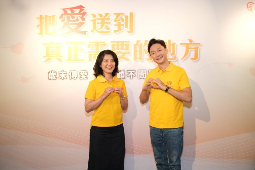 介惠基金會執行長施欣錦(左)與「歲末傳愛」公益大使謝祖武(右)攜手響應公益。(圖/介惠基金會提供)