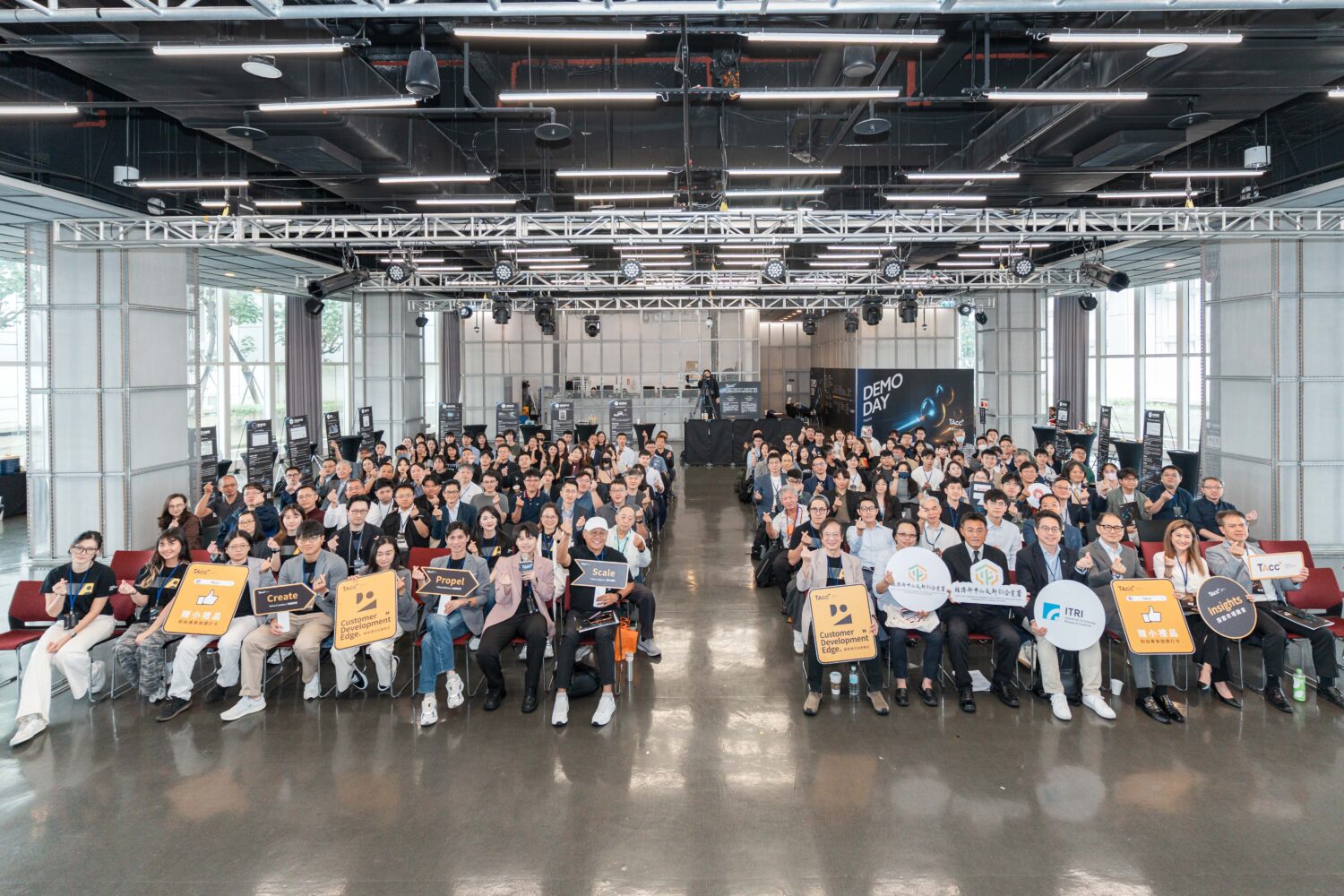 TAcc+ 第九屆 Propel Demo Day 團隊與現場來賓合影。面對 AI 時代的產業變化與競爭,中企署明年將持續加碼協助新創發展。(圖/ Tacc+ 提供)