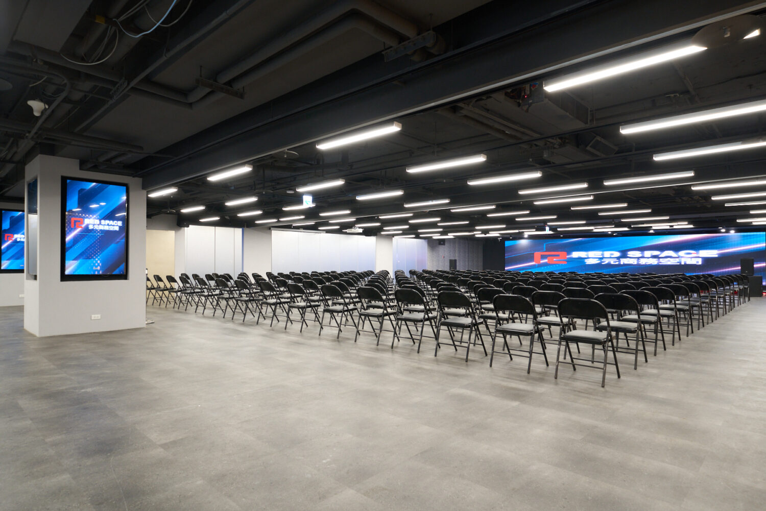 Red Space大型活動場域座席配置彈性,適合企業尾牙及國際論壇。(圖/記者 趙靜姸翻攝)