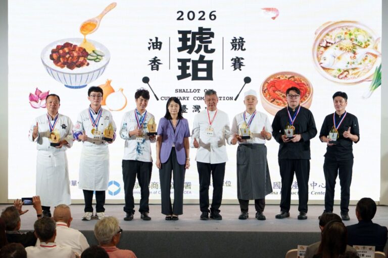 「2026臺灣味:琥珀油香競賽」傳統組與創新組金、銀、銅獎得主齊聚一堂合影留念,共同展現臺灣油蔥料理的傳承底蘊與創新魅力。(圖/主辦單位提供)