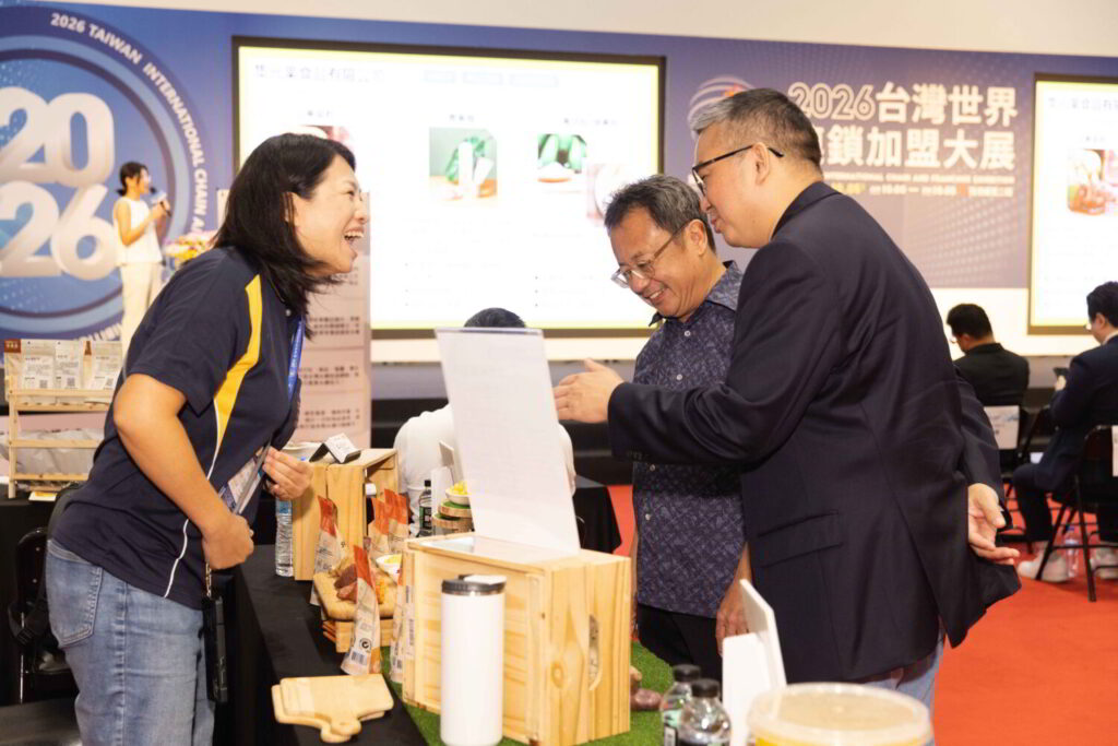 參展業者向來賓介紹商品特色，透過面對面交流，尋找企業採購與品牌合作的可能。（圖／雲智永續策略(股)公司提供）
