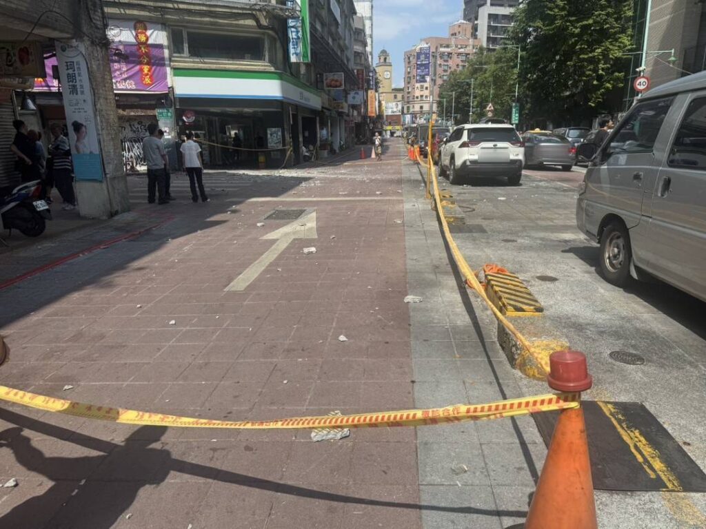 臺北市大同區寧夏路一處大樓今（2）日上午發生外牆磁磚掉落事件，造成一旁小貨車前擋風玻璃受損，所幸無人受傷。（圖／記者 戴昱弘翻攝）