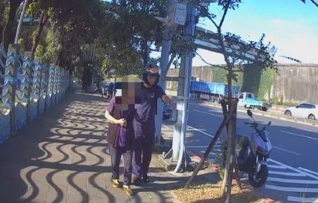 陳員護送老婦返所休息。(圖/記者 戴昱弘翻攝)