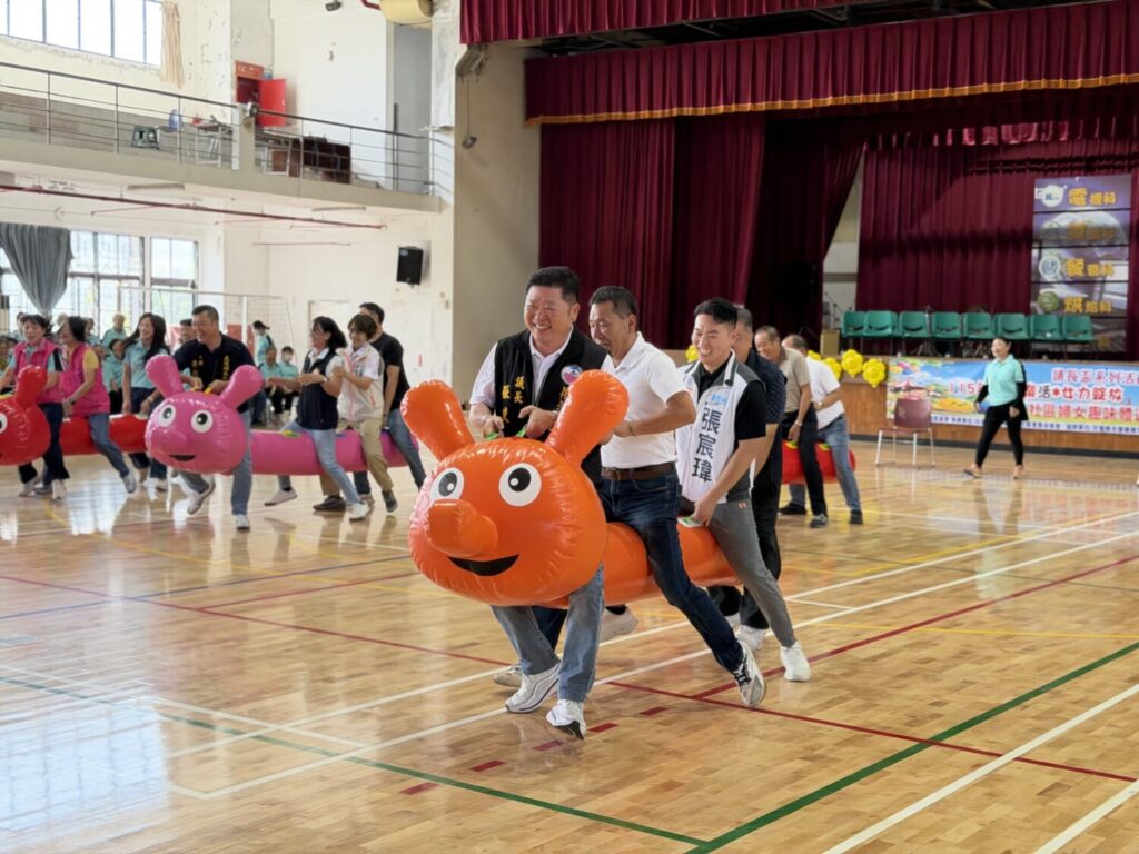 為活動揭開序幕,張峻(右列一)親自帶隊投入趣味競賽,與蔡依靜、廖翊鈞等人互別苗頭。(圖/記者 趙靜姸翻攝)
