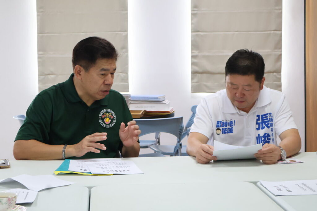 張峻（右）今（6）日接待「鷹爸」徐柏岳，就花蓮及東部地區智慧無人機AI產業計畫交換意見。（圖／記者 趙靜姸翻攝）
