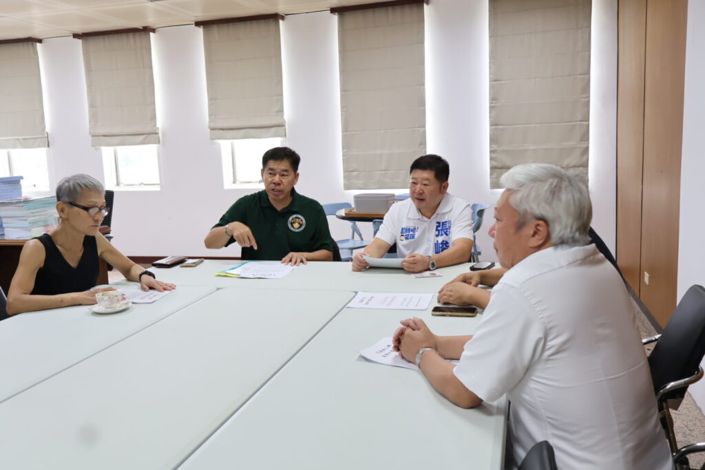 張峻（左三）感謝徐柏岳及陪同人士提供專業建議，表示後續如推動相關計畫，將以企業進駐、培訓與就業成果、實證效益作為評估依據，並定期向鄉親公開進度。（圖／記者 趙靜姸翻攝）