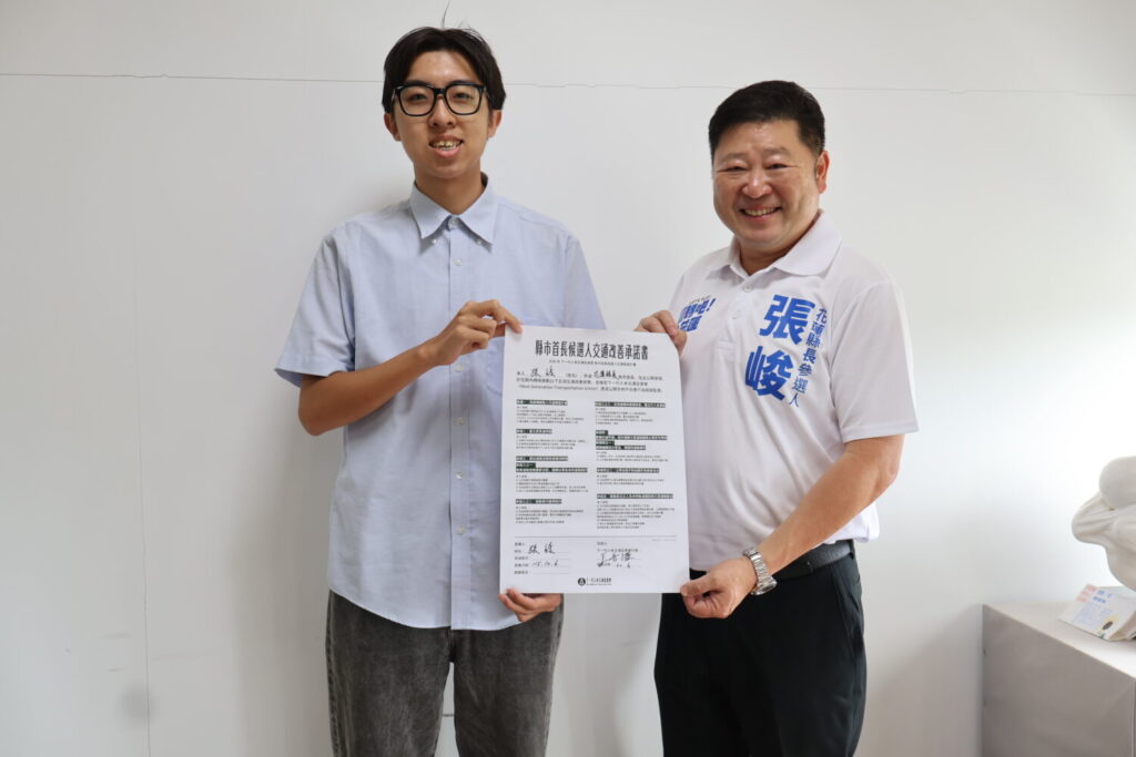 張峻（右）今（6）日接待社團法人下一代人本交通促進會理事長王晉謙，就行人路權、通學安全及道路工程改善交換意見，並簽署人本交通改善承諾書。（圖／記者 趙靜姸翻攝）