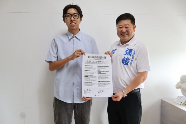 張峻（右）今（6）日接待社團法人下一代人本交通促進會理事長王晉謙，就行人路權、通學安全及道路工程改善交換意見，並簽署人本交通改善承諾書。（圖／記者 趙靜姸翻攝）