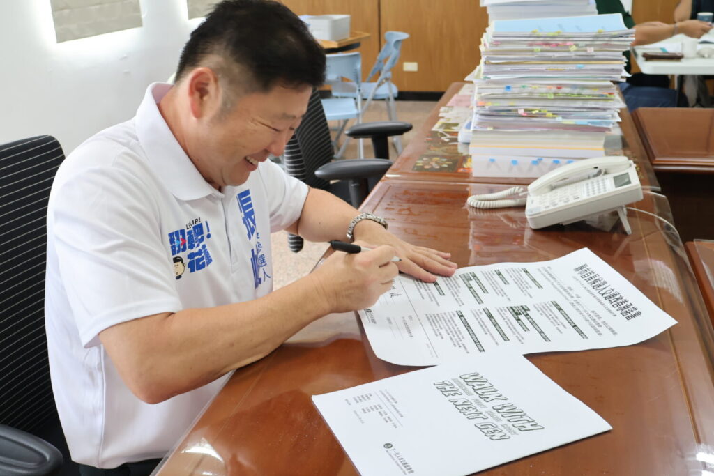 張峻簽署人本交通改善承諾書。（圖／記者 趙靜姸翻攝）