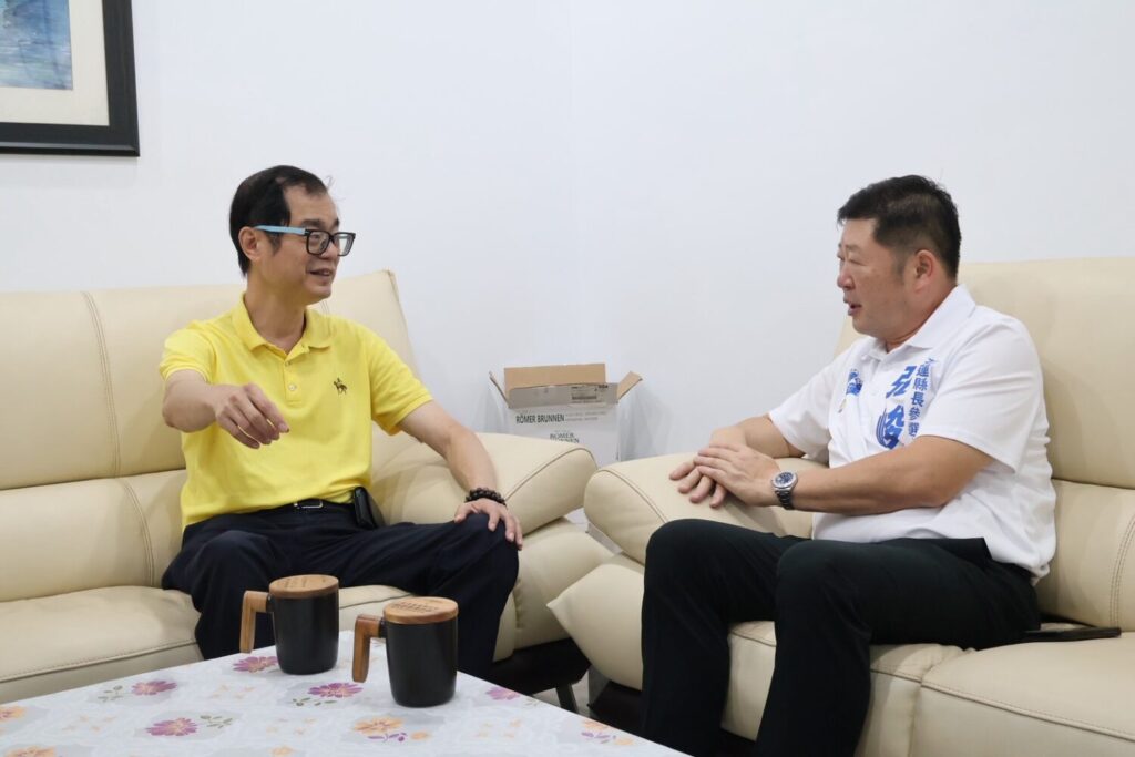 張峻(右)表示,此次拜會,除了感謝黃啟嘉的鼓勵,更重視他從醫界與地方需求出發,提出對花蓮長遠發展的建議。(圖/記者 趙靜姸翻攝)
