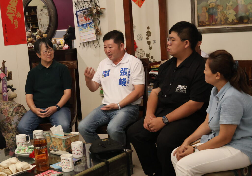張峻（左二）與第一線社工交流，關注城鄉資源落差、行政勤務負擔、身障服務銜接及兒少家庭支持。（圖／記者 趙靜姸翻攝）