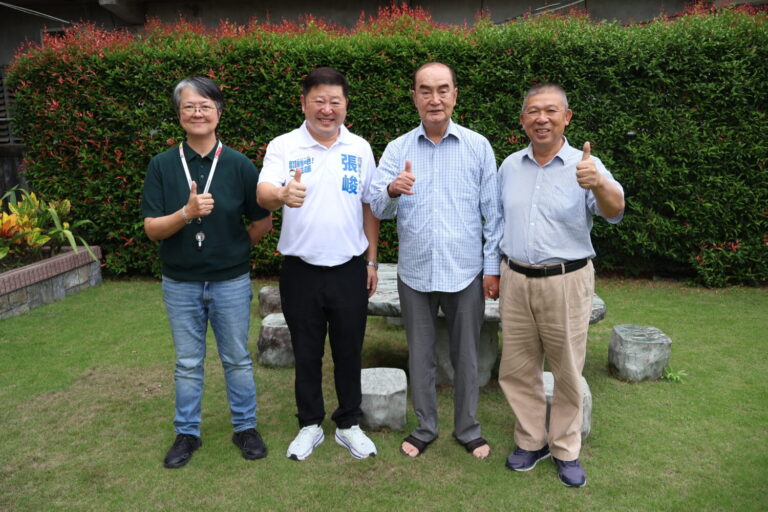 張峻(左二)在縣議員楊華美、前議長賴進坤陪同下,拜會前縣長謝深山,請益縣政治理、勞動權益與基層福利。(圖/記者 趙靜姸翻攝)