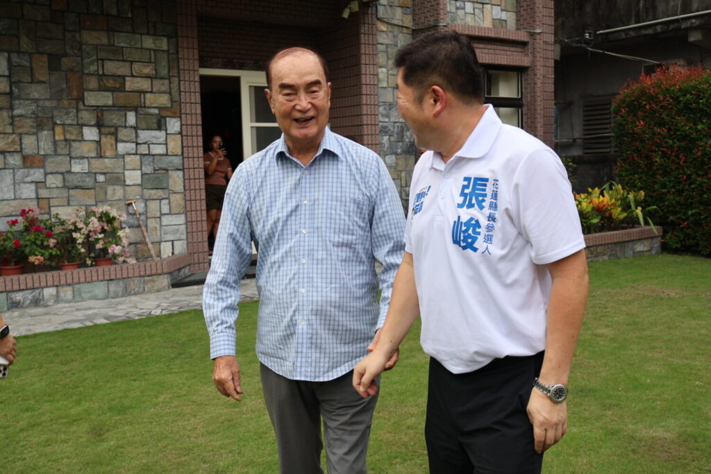 張峻(右)感謝謝深山的鼓勵與叮嚀。(圖/記者 趙靜姸翻攝)