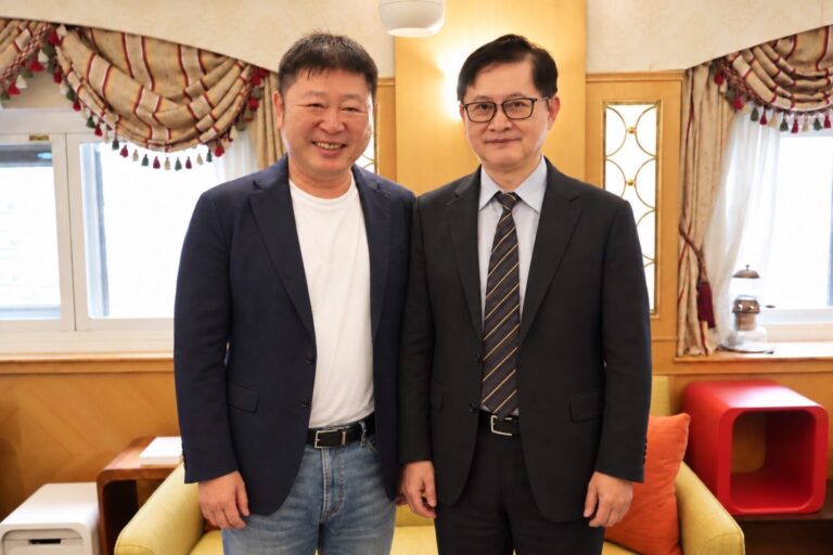 張峻(左)宣布,和碩集團董事長童子賢將擔任競選總部主任委員,繼花蓮改革治理聯盟召集人後,再度為家鄉承擔責任。(圖/記者 趙靜姸翻攝)