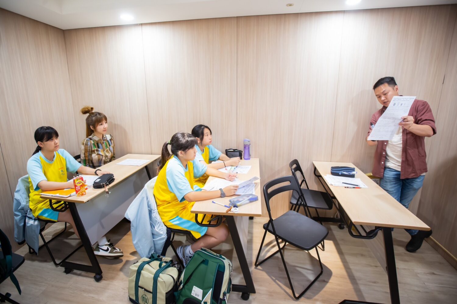 師生課堂互動實況,小班制授課讓老師能顧及每位孩子的需求,建立更緊密的輔導支持。(圖/讀思塾敦化分校提供)
