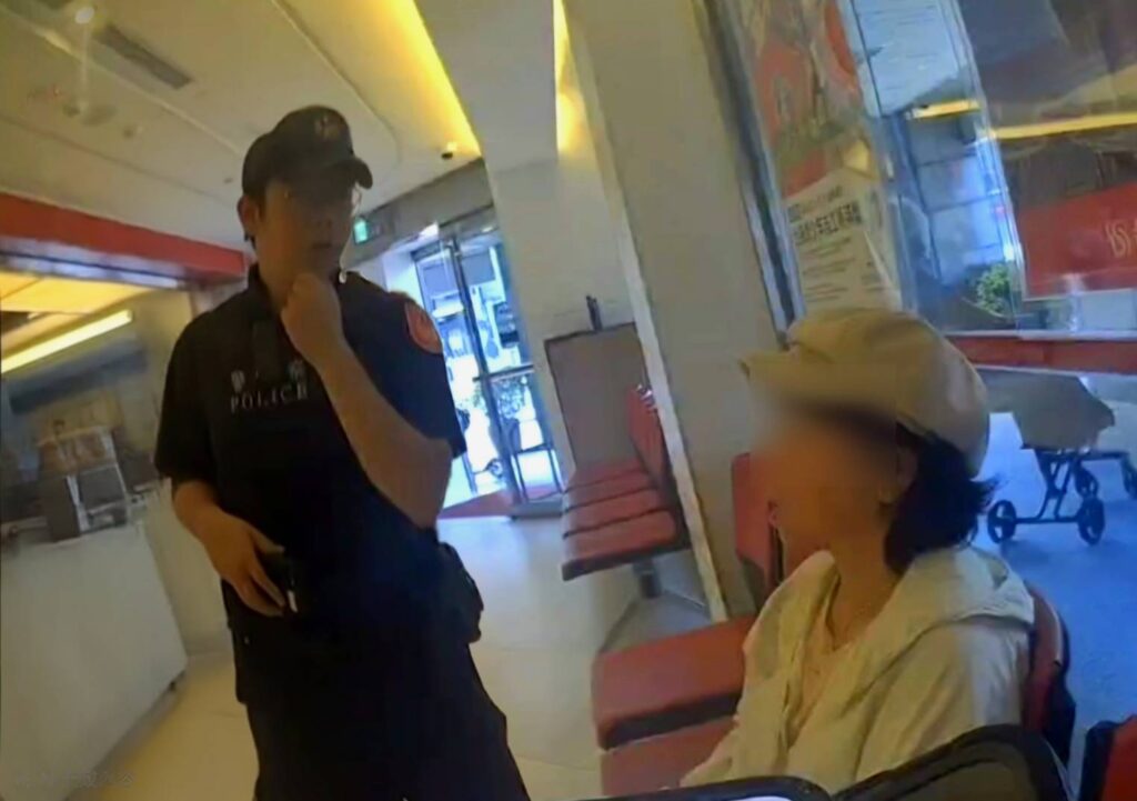 員警積極解釋說明,成功攔阻詐騙。(圖/記者 戴昱弘翻攝)