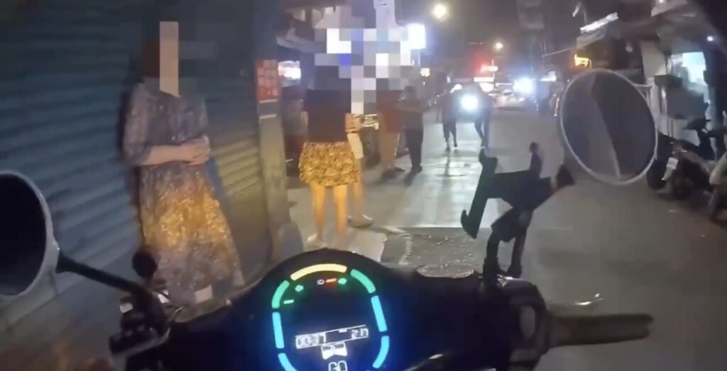 員警獲報後趕抵現場。(圖/記者 趙靜姸翻攝)