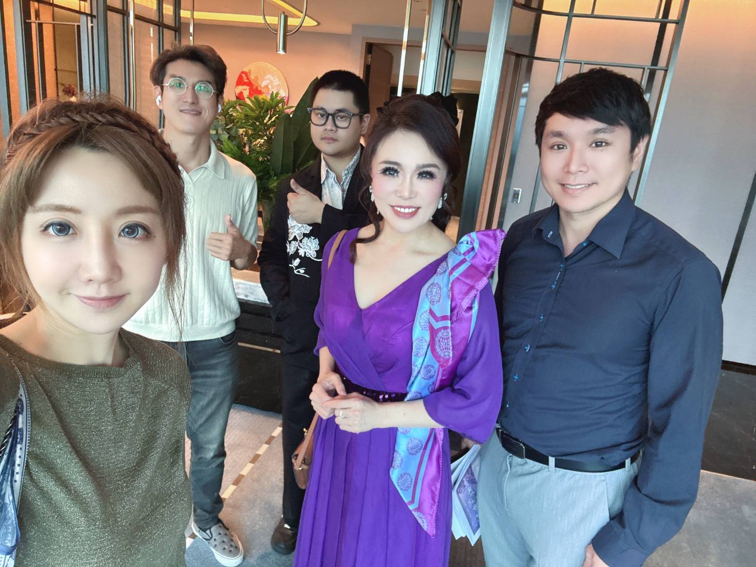 邱千懿（右二）與新媒體團隊，蒂蒂創意娛樂創辦人陳可蒂（左一）與總監洪啟恩（右一）。（圖／邱千懿提供）