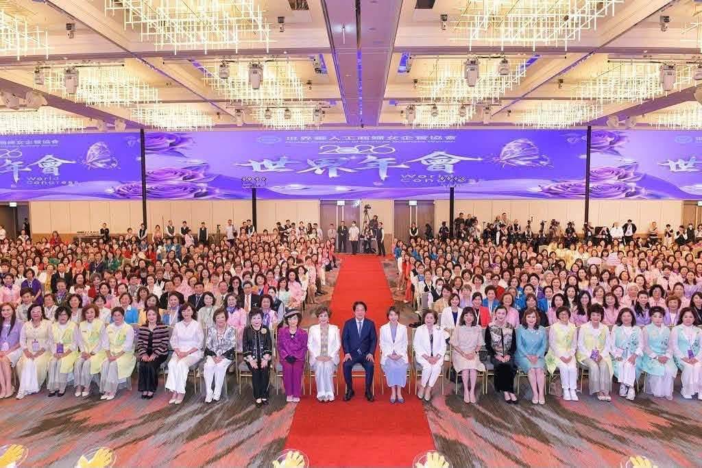 世界華人工商婦女企管協會2026年度世界年會現場，賴清德總統一同合影留念。（圖／邱千懿提供）