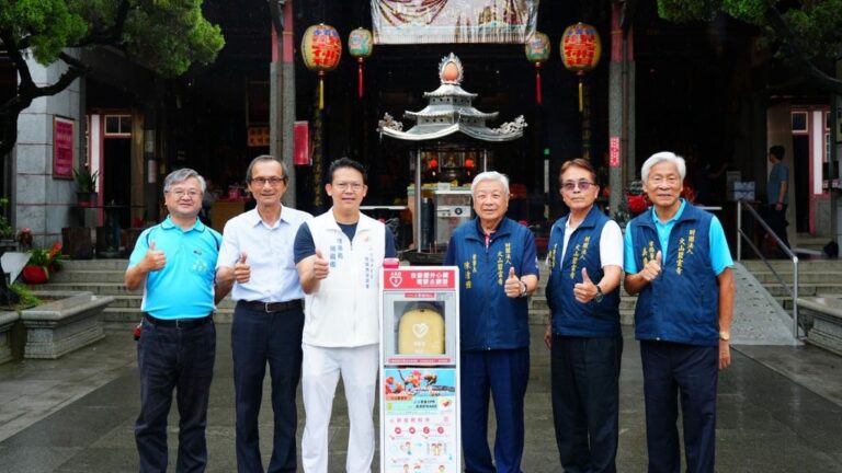 AED設置於地方信仰中心,守護往來香客與居民。(圖/社團法人台灣AED推廣教育協會提供)