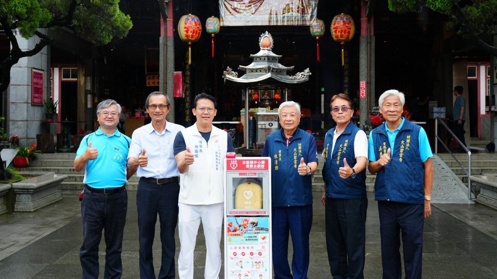 AED設置於地方信仰中心，守護往來香客與居民。（圖／社團法人台灣AED推廣教育協會提供）