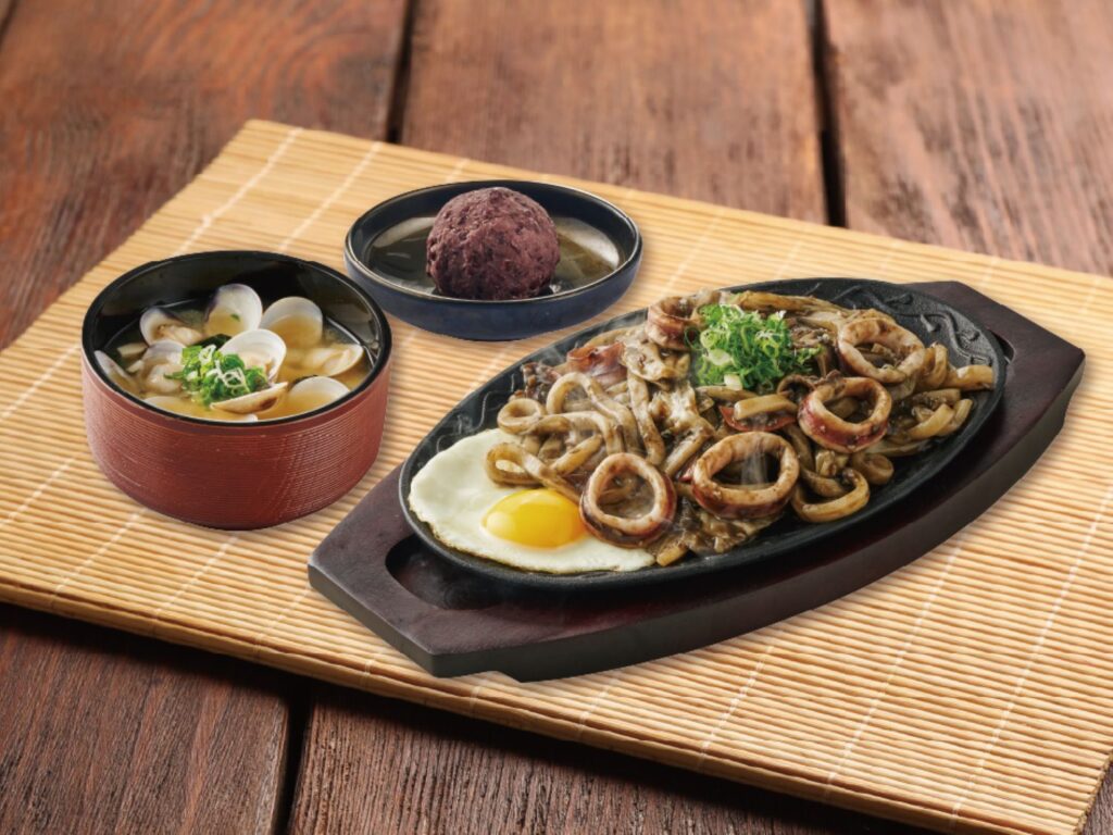 「海潮套餐」，以臺灣限定烏賊墨炒烏龍麵搭配蛤蜊味噌湯及日式甘味牡丹餅，呈現多元日式料理風味。（圖／業者提供）