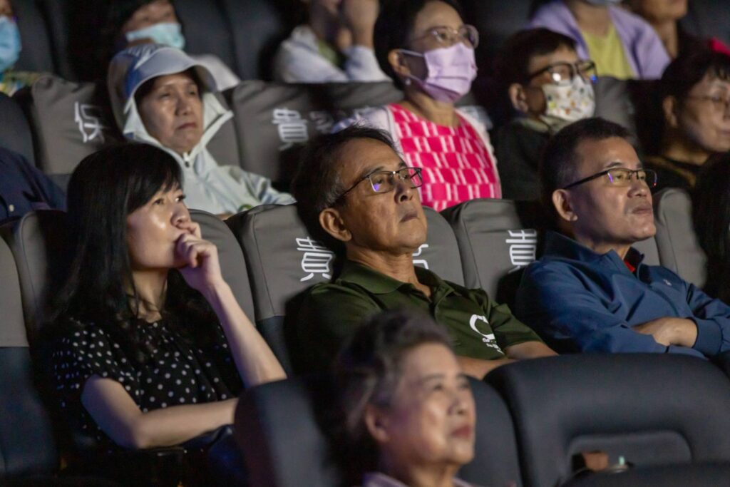 臺北市客家事務委員會主委及副主委與民眾一同觀看。(圖/臺北市客家事務委員會提供)