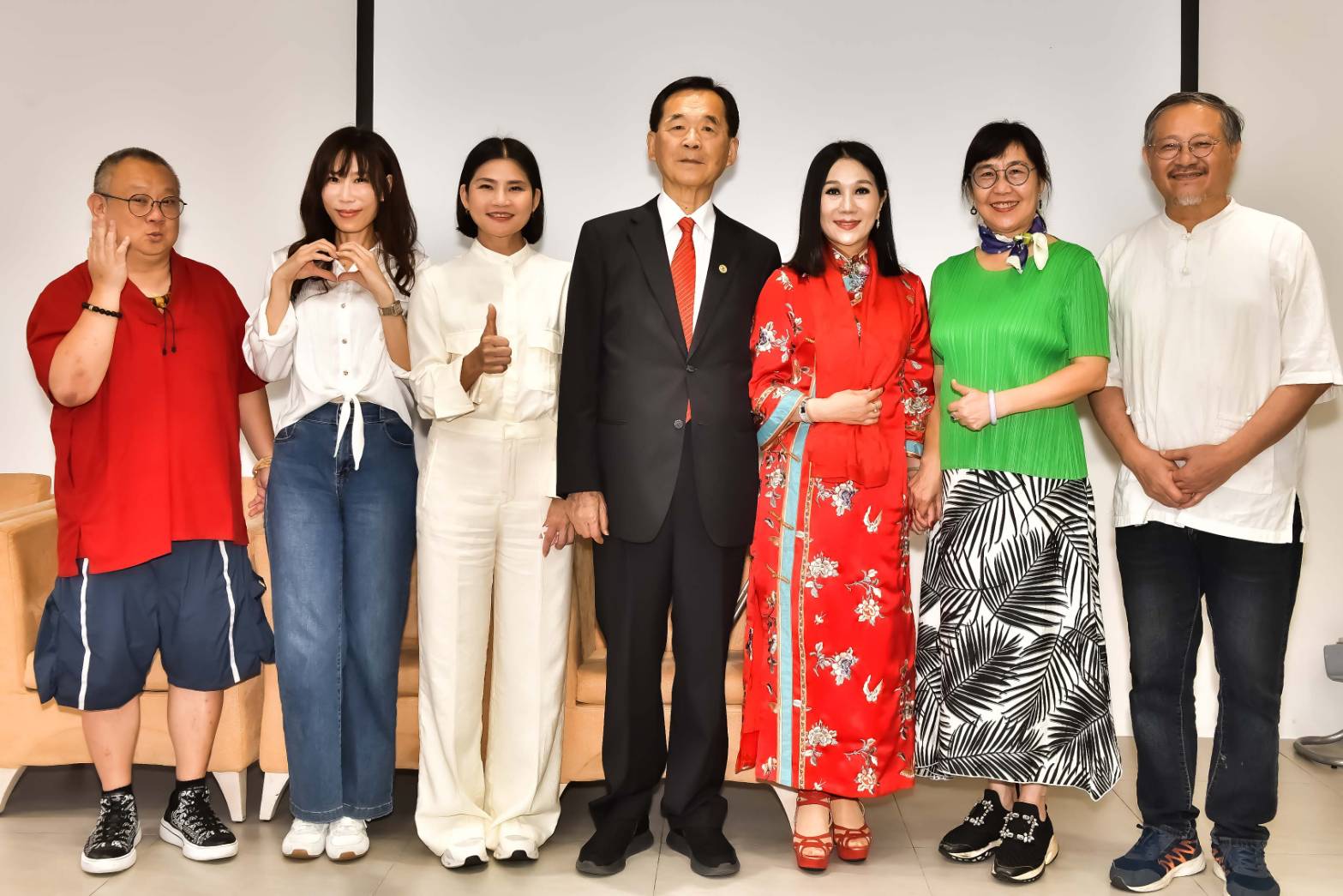 「宣美學中心」《啜飲人生好時光》插畫展結合藝術與公益,透過義賣方式為弱勢兒童募集資源。(圖/紅心字會 提供)