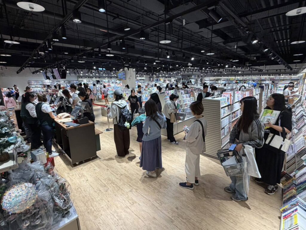 墊腳石進駐Global Mall板橋車站店吸引許多消費者前往。(圖/翻攝畫面)