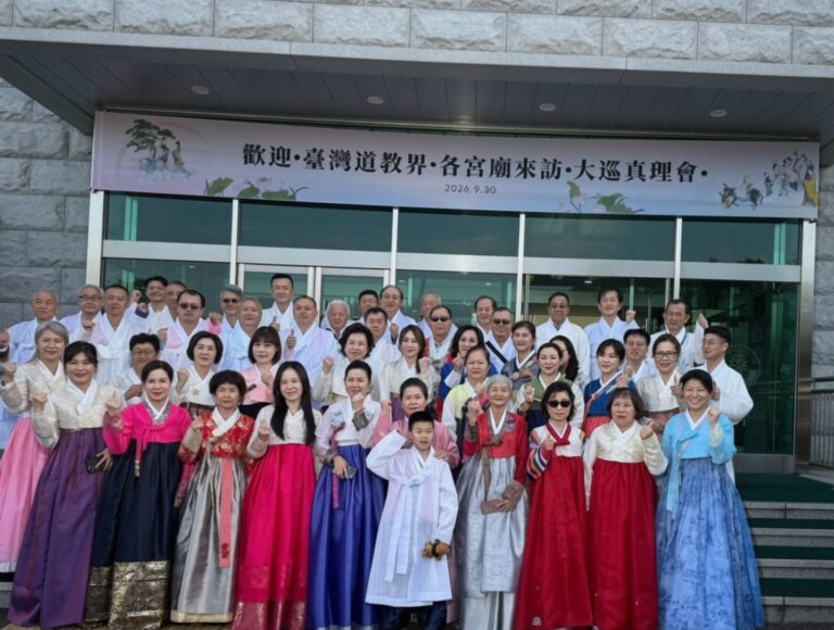 台灣多座宮廟代表赴韓參與宗教文化交流，並換上韓國傳統服飾合影留念，透過文化體驗增進彼此理解。（圖／記者林家嘉翻攝）