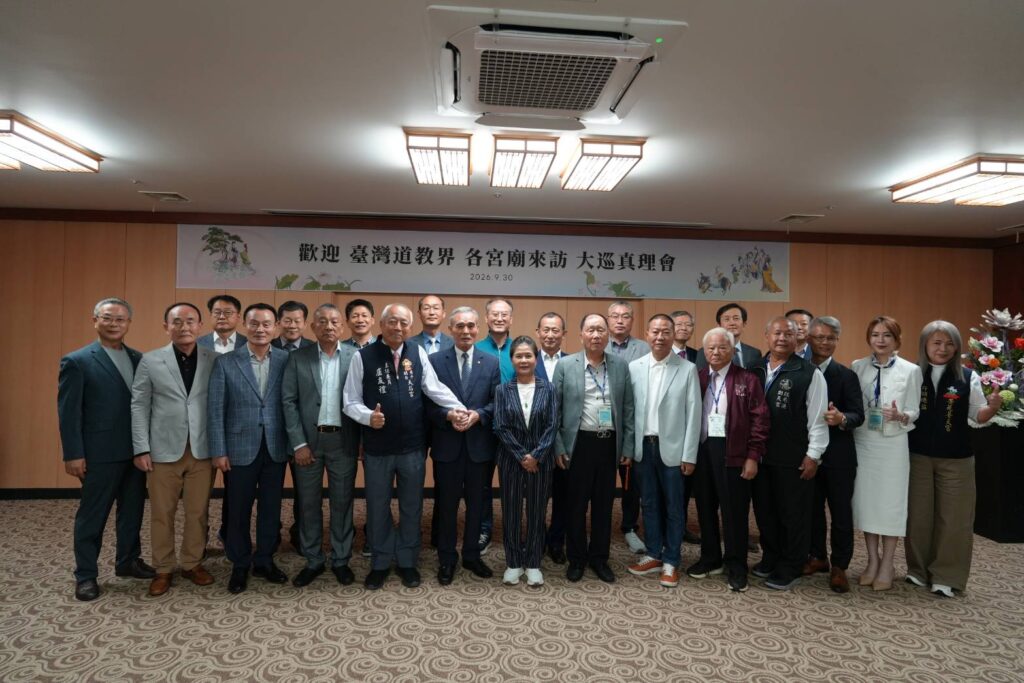 韓台宗教文化交流邁入第三年,台灣宮廟代表與韓方人士於大巡真理會合影,持續深化跨國宗教與文化交流。(圖/記者林家嘉翻攝)