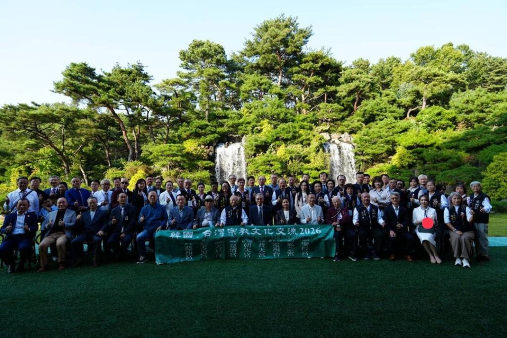 「韓國台灣宗教文化交流2026」參訪團於韓國戶外合影,來自台灣各地宮廟代表共同參與,展現宗教文化交流的凝聚力。(圖/記者林家嘉翻攝)