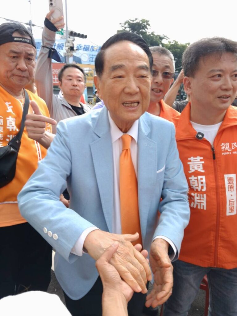 親民黨主席宋楚瑜出席黃朝淵競選總部成立活動，現場與支持者互動。（圖／記者林家嘉翻攝）