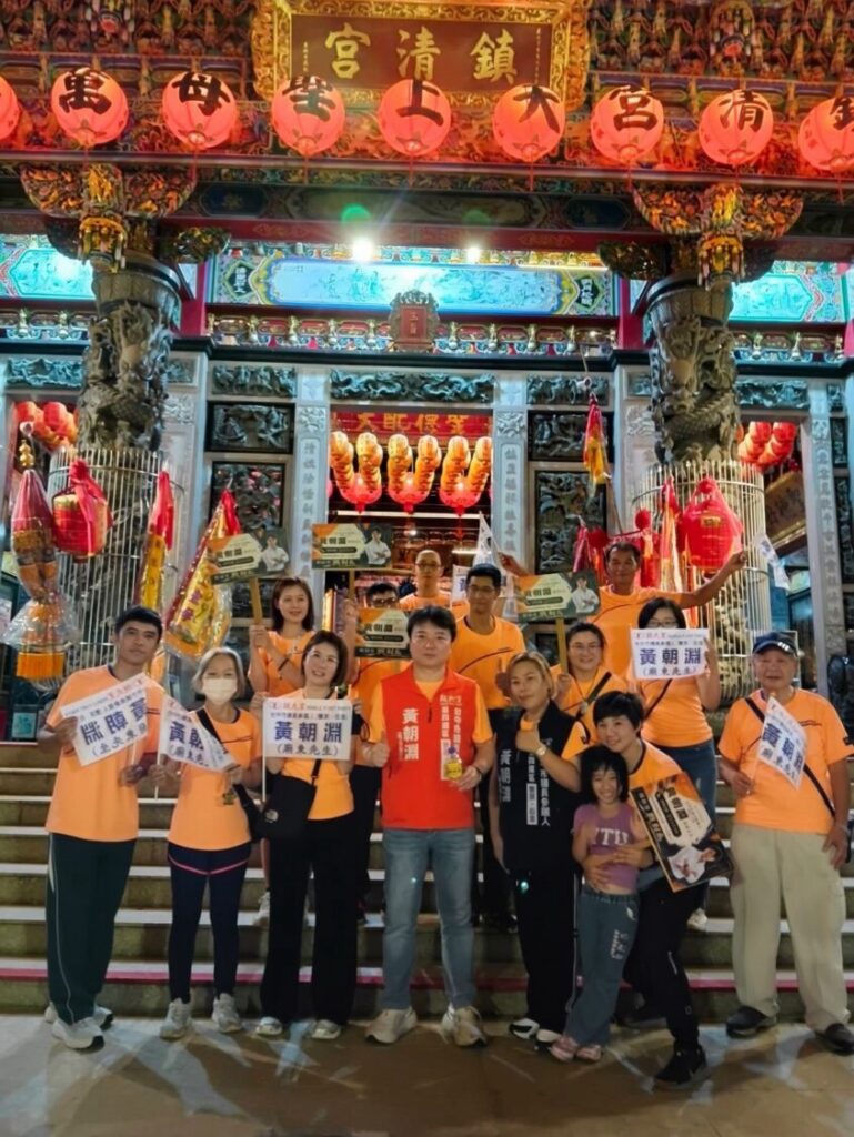 台中市第四選區市議員參選人黃朝淵（前排中）與競選團隊及支持者合影，志工自發投入地方拜票，展現基層動員力量。（圖／記者林家嘉翻攝）